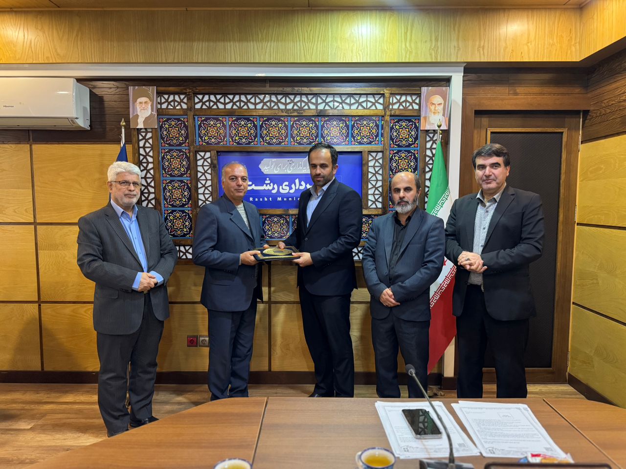 سرمایه گذاری بخش خصوصی در تالاب گردشگری عینک/انعقاد قرارداد سرمایه گذاری ساخت، مالکیت و بهرهبرداری از “کشتی مهتاب” و “قایق آبی” در پهنه آبی تالاب عینک /شوقی:پروژههای گردشگری میتواند بهعنوان محرکی برای رونق گردشگری شهری و تقویت اقتصاد محلی عمل کند