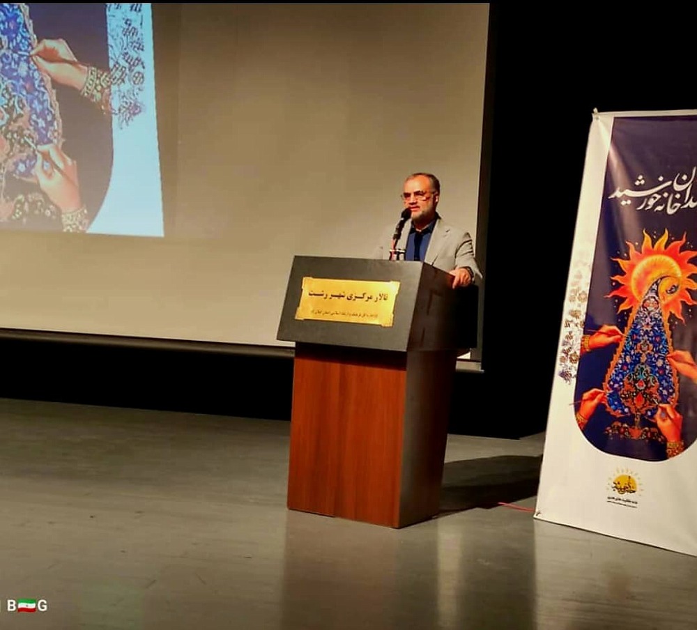 کارگرنیا رئیس شورای اسلامی شهر رشت در افتتاح نمایشگاه هنرمندان خانه خورشید: شناسایی و حمایت از استعدادهای هنری رشت⁄ هنر زبان مشترک مردم جهان