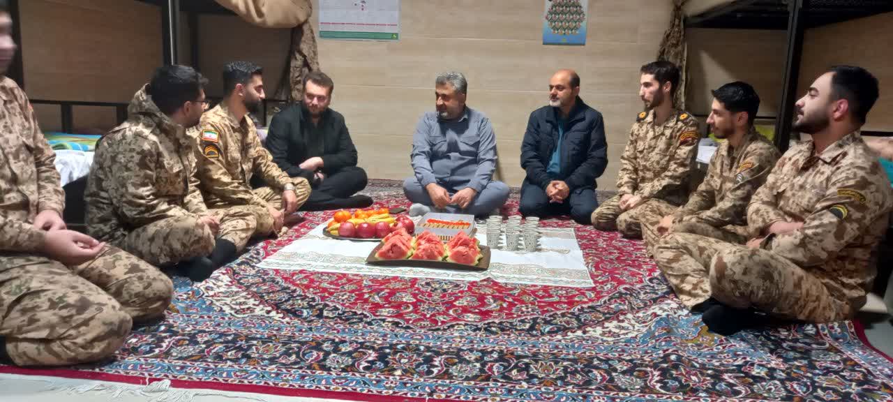 شب یلدایی صمیمی سربازان با فرمانده سپاه ناحیه مرکزی رشت /شب یلدای خاطره‌انگیز در سپاه ناحیه رشت
