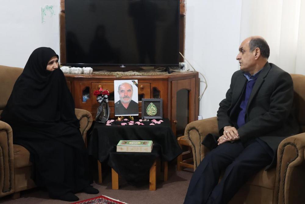 قدردان ایثار شهدا و مکلف به حل مشکلات مردم هستیم