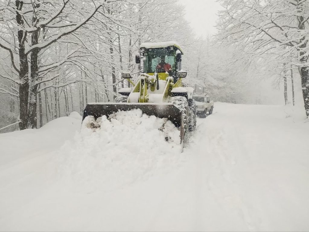 بارش شدید برف در ۶ محور گیلان؛ تردد جریان دارد