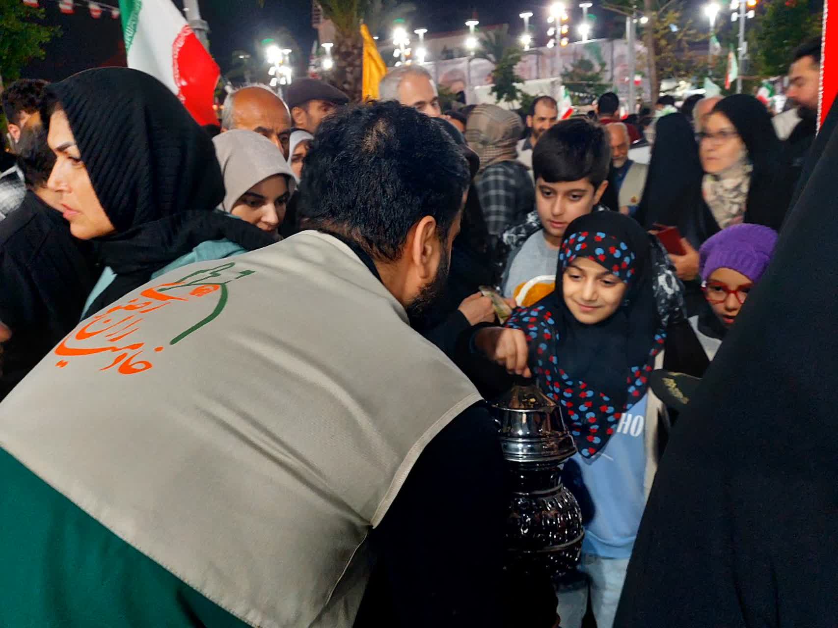 توزیع متبرکات حرم رضوی در اجتماع شب میلاد امام رضا(ع) در رشت