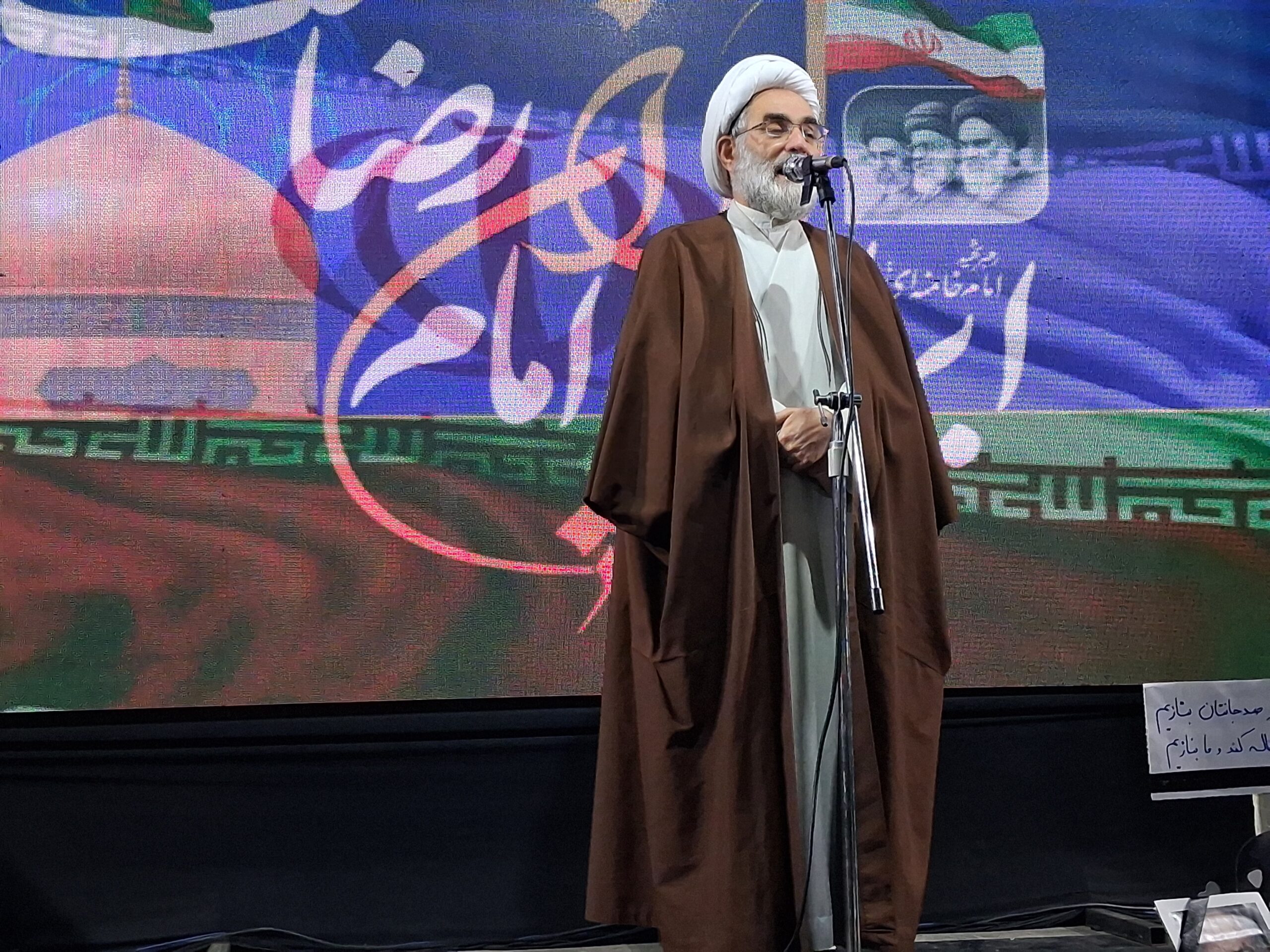 ایران اسلامی صحن و سرای امام رضا (ع) است / آمریکا در عصر حجرِ سیاسی دستوپا میزند 