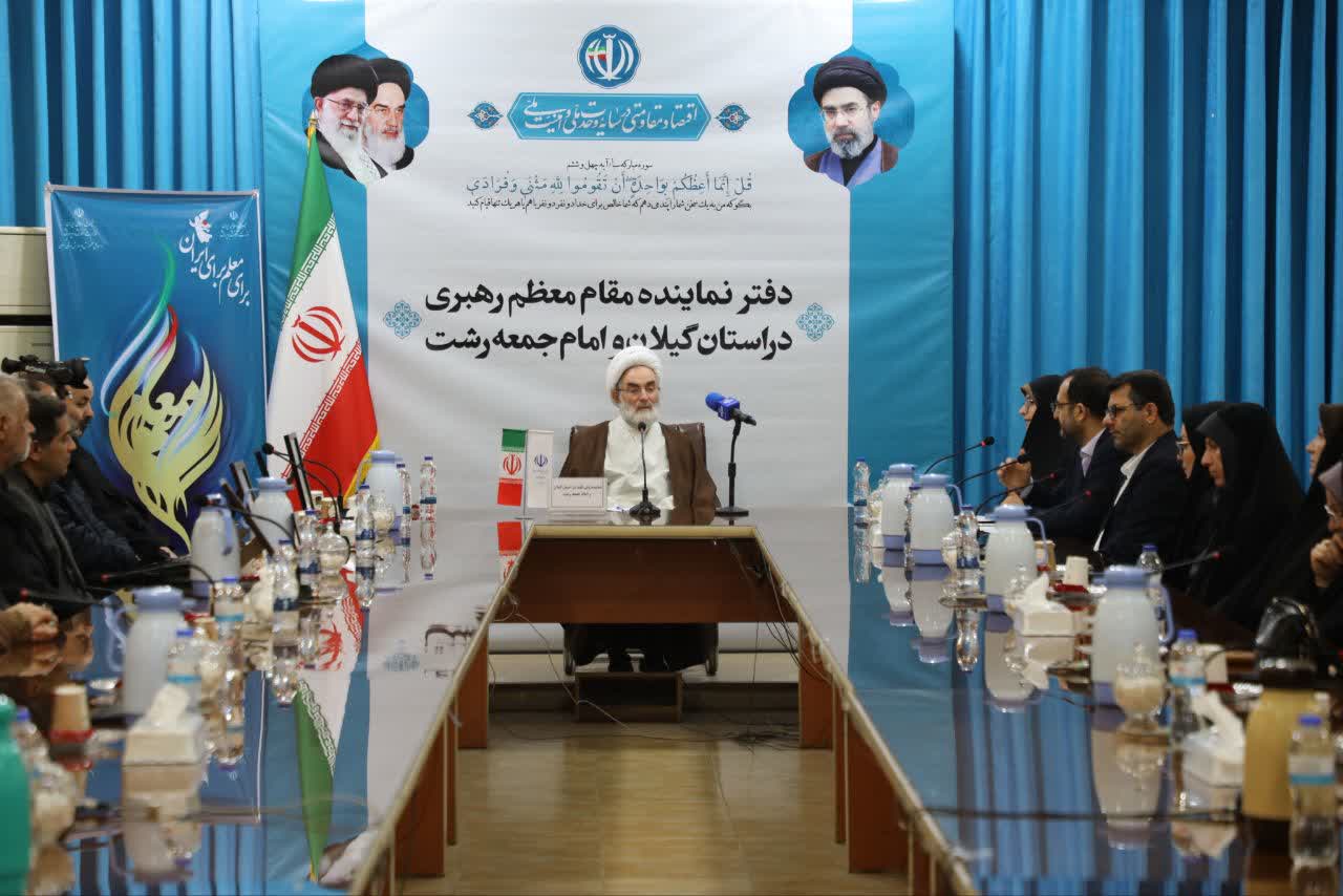 معلم با سوختن خود، مسیر هدایت انسان‌ها را روشن می‌کند/معلمی شغل نیست، رسالت انبیای الهی است