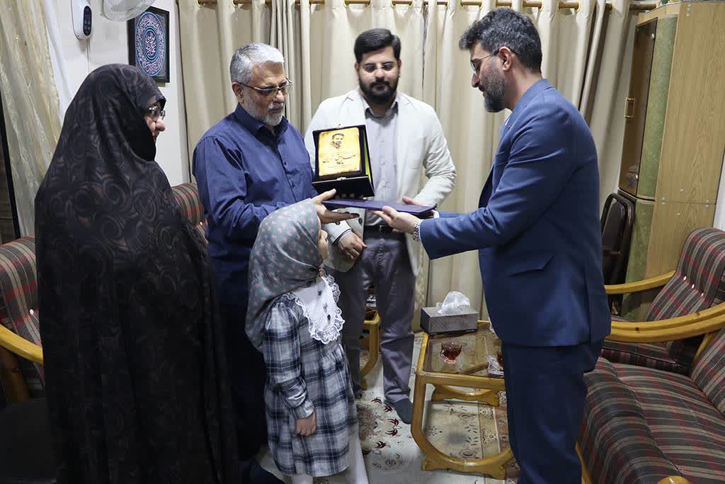 تجدید میثاق با خون شهیدان/ تجلیل کارکنان و اعضای کانون گیلان از خانواده شهید «صادقزرین»