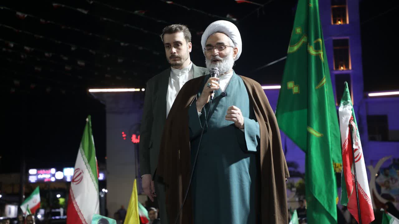 هر کسی که به خیابان میاید یک موشک بالستیک است بر قلب صهیونیست ها و آمریکایی ها
