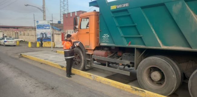کشف و شناسایی ۴۲۰ مورد تخلف اضافه‌تناژ در محورهای استان گیلان طی دوماهه سال جاری / صدور ۲۶۷ فقره پروانه عبور بار ترافیکی