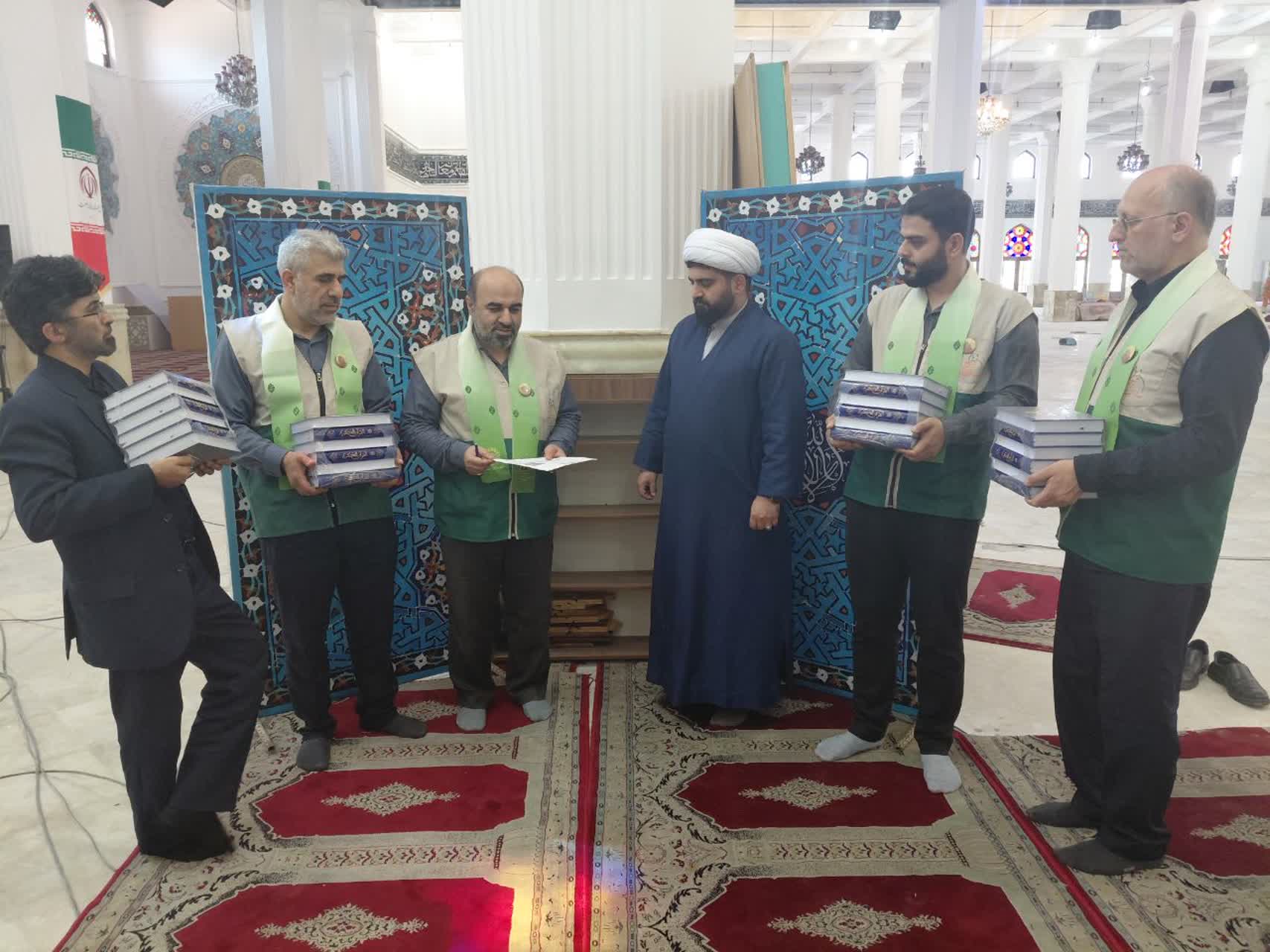 اهدای ۵۶۰ جلد قرآن کریم به مساجد هتک حرمت‌شده رشت